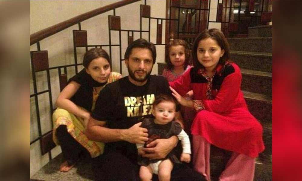 Shahid Afridi's first appearance on TV with his daughters