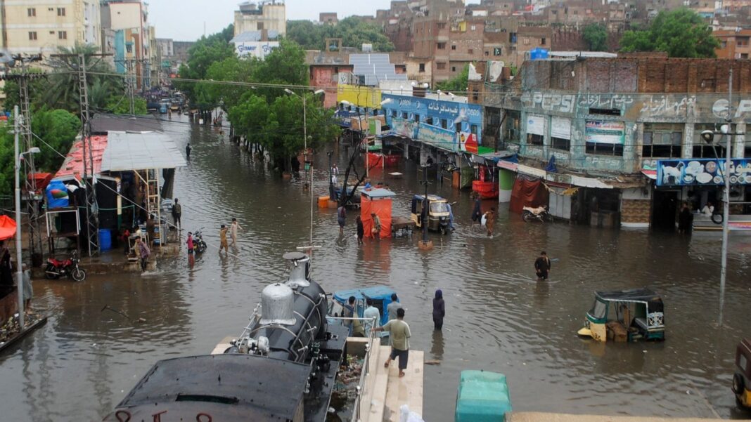 Imran Khan decides to visit flood-affected areas