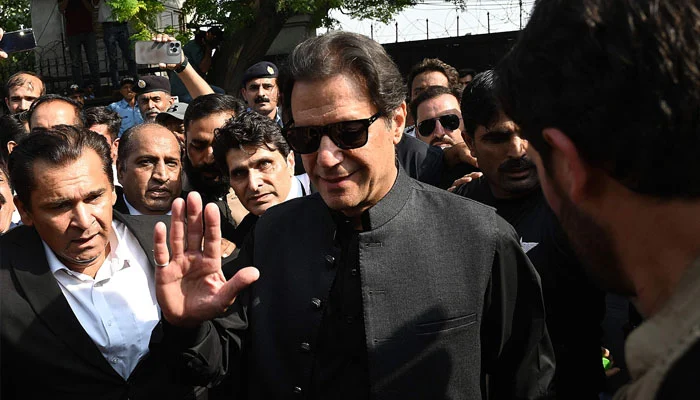 Imran Khan apologies in lady judge threatening case