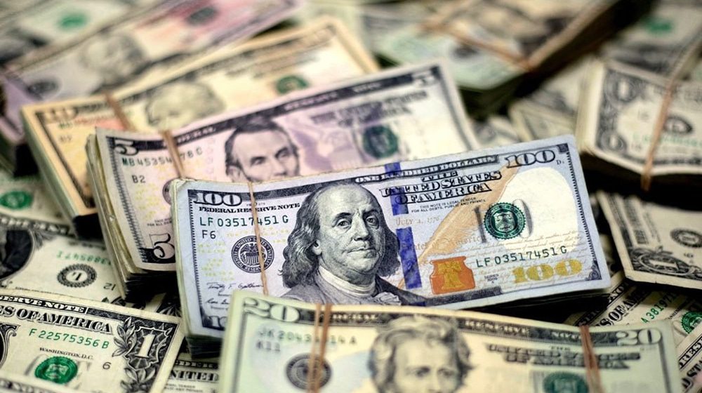 The dollar continues to fall, reaching Rs. 220