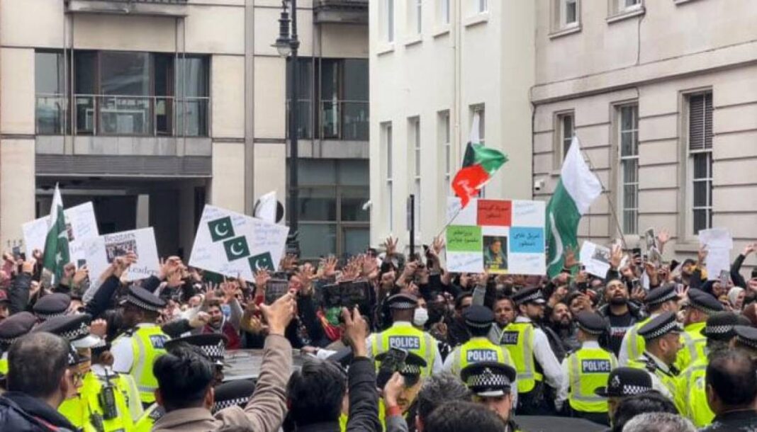 PTI & PML-N workers face off at London