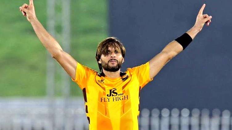 Shahid Afridi signs autograph on kid’s tummy