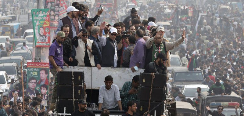 Imran Khan halts march as journalist dies