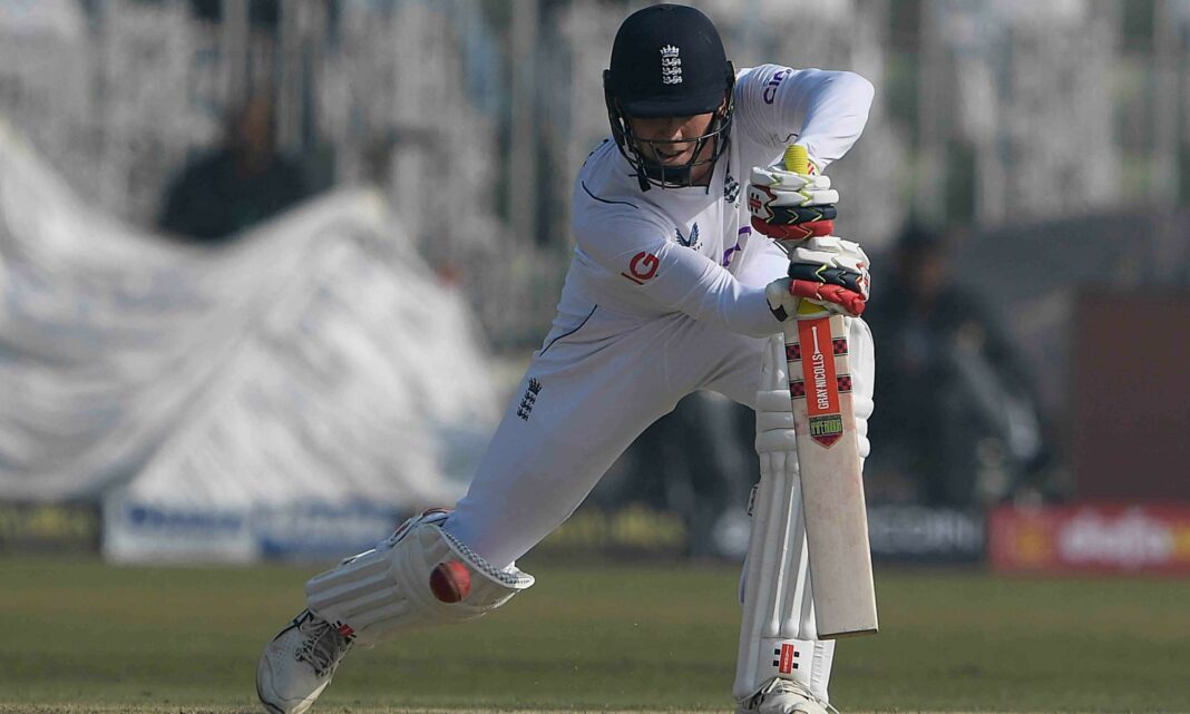 England scores 400 runs against Pakistan on the first day