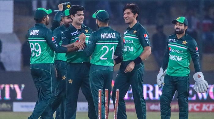 Pakistan beat New Zealand by 6 wickets