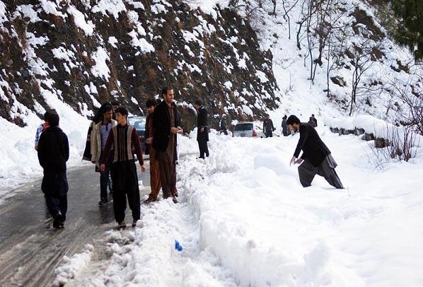 Snowfall in Murree, Azad Kashmir, Swat enthralls tourists