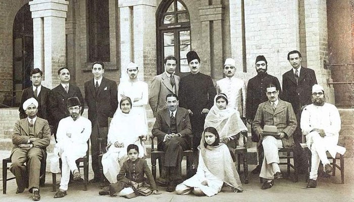 Can you spot Zia Mohyeddin in this picture?