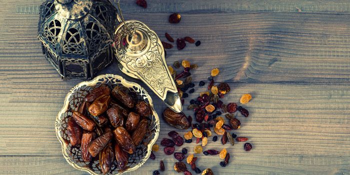 Why is it important to eat dates at iftar?