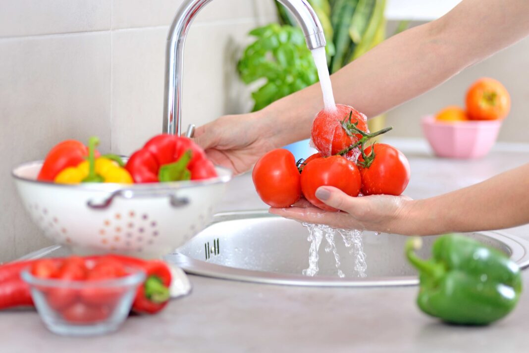 Do you know the correct way to wash fruits and vegetables?