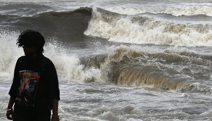 Cyclone Biparjoy starts hitting Pakistani Coast