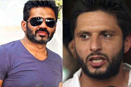 Shahid Afridi and Sunil Shetty meeting