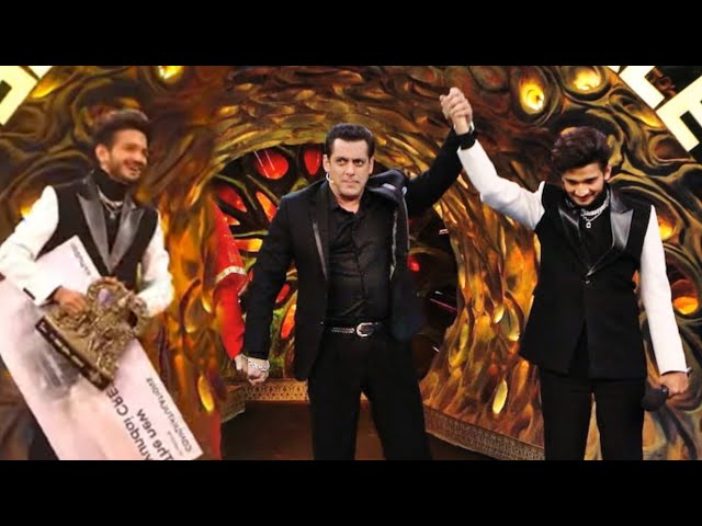 Bigg Boss 17 Winner: Munawar Faruqui lifts Bigg Boss 17 trophy