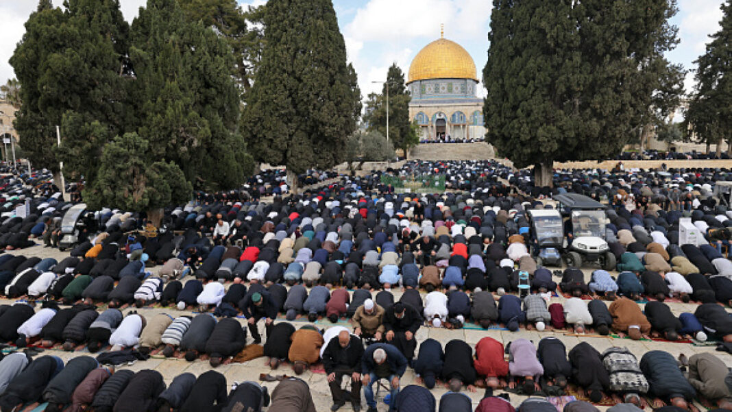 Thousands of Palestinians offered Eid prayers in Al-Aqsa Mosque