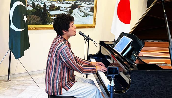 Japanese singer wins hearts by singing 'Dil Dil Pakistan'