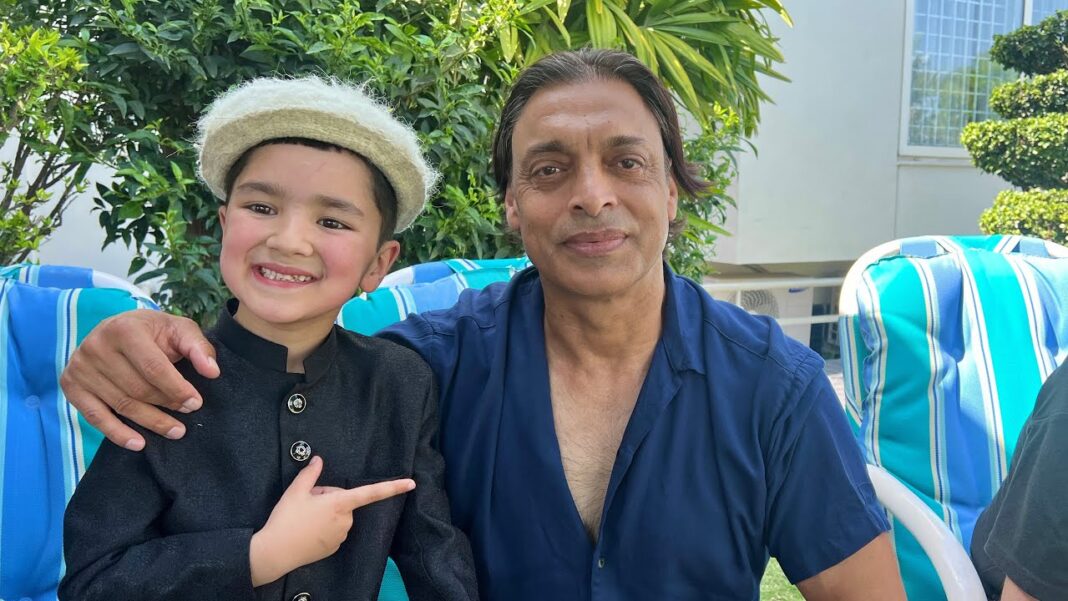 Shoaib Akhtar meets with Pakistan’s youngest Vlogger Shiraz